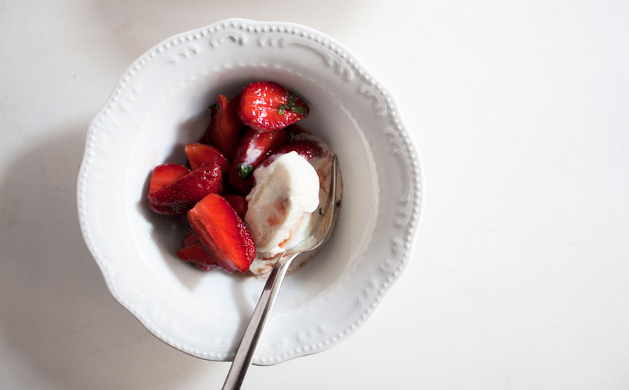 Strawberries in white wine with ice-cream
