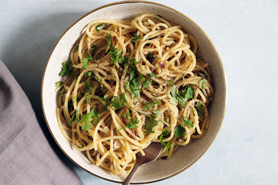 Spaghetti Aglio e Olio - Classic Italian Pasta with Garlic and Olive ...